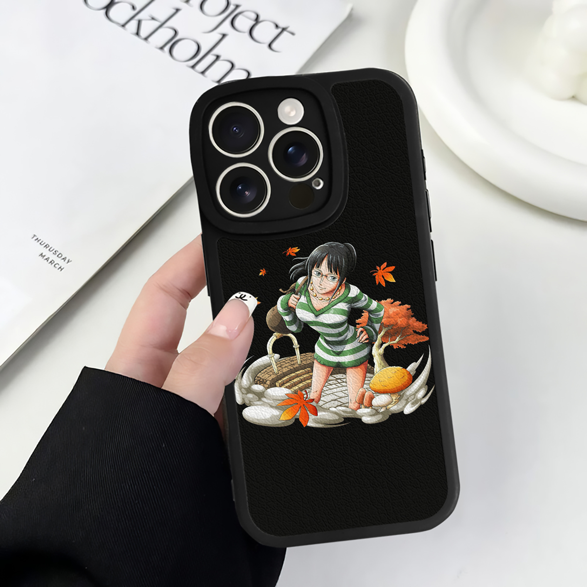 （画像用） ワンピース ニコ・ロビン ONE PIECE Nico Robin 【iPhone 16シリーズ対応】シリコンスマホケース（レザー調） 材質：シリコン